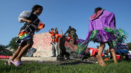 FILE PHOTO. Rally, following the discovery of the remains of hundreds of children at former indigenous residential schools, outside the provincial legislature on Canada Day in Winnipeg, Manitoba, Canada, July 1, 2021. © Reuters / Shannon VanRaes