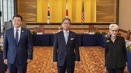 Japan's Vice Minister for Foreign Affairs Takeo Mori (C), South Korea's First Vice Foreign Minister Choi Jong-kun (L) and US Deputy Secretary of State Wendy Sherman (R) pose for photos prior to their trilateral meeting in Tokyo on July 21, 2021. © Kazuhiro NOGI / POOL / AFP