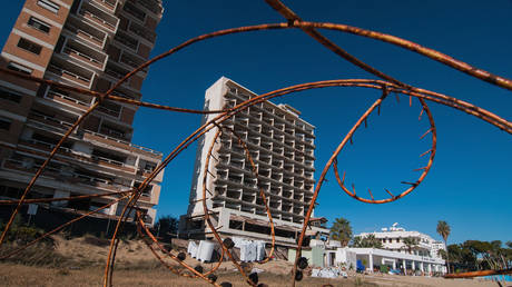 An abandoned hotel is seen in the Varosha quarter of the beach on January 5, 2017 in Famagusta, Cyprus. © Awakening/Getty Images