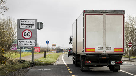 A lorry crosses the border from the Republic of Ireland to Northern Ireland on the Buncrana Road outside Londonderry. © Liam McBurney/PA Images via Getty Images