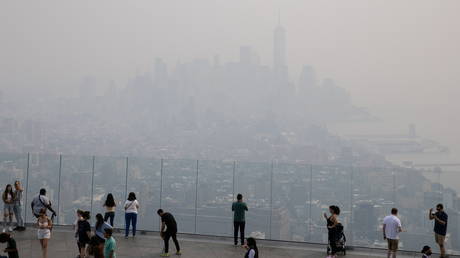 Somewhere in that smoke is New York City © Reuters / Jeenah Moon