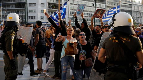 Protesters shout slogans during a protest against coronavirus disease (COVID-19) vaccinations outside the parliament building, in Athens, Greece, July 21, 2021 © Reuters / Costas Baltas