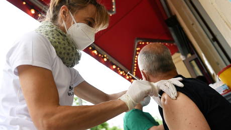 FILE PHOTO: Medical assistant Jana gives a Johnson & Johnson COVID-19 vaccine injection during vaccination at the Revolte Bar, which has been able to reopen after coronavirus disease (COVID-19) restrictions were eased, in Berlin, Germany June 13, 2021. © REUTERS/Annegret Hilse
