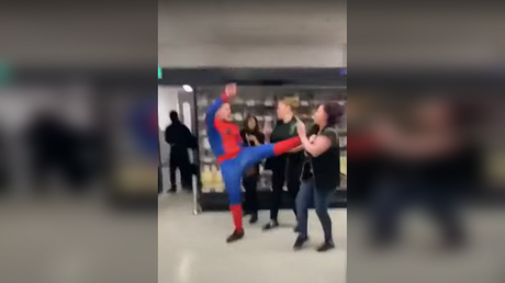A man dressed as Spider-Man attacking a worker at an Asda in London, July 22, 2021 © YouTube / Stoned Ape