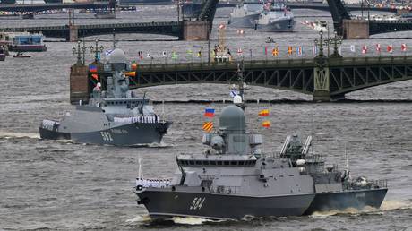Russian fleet & aircraft showcase military might in Navy Day parade in St. Petersburg (WATCH LIVE)