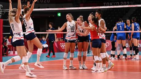 USA's players celebrate their victory in the women's preliminary round pool B volleyball match between China and USA during the Tokyo 2020 Olympic Games at Ariake Arena in Tokyo on July 27, 2021. © AFP / ANGELA WEISS