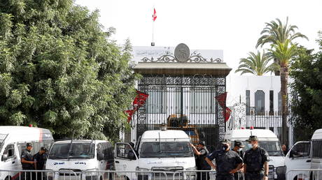 Police officers stand guard outside the parliament building in Tunis, Tunisia July 27, 2021 © REUTERS/Zoubeir Souissi