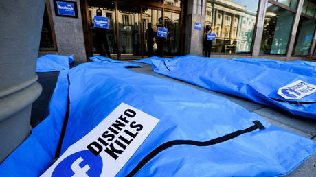 Protestors demonstrate with an art installation of body bags outside the front doors of Facebook headquarters in Washington, DC, July 28, 2021 © Reuters / Jim Bourg