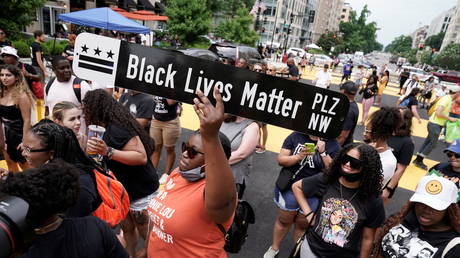 People celebrate Juneteenth, which commemorates the end of slavery in Texas, at Black Lives Matter Plaza in Washington, DC, June 19, © Reuters / Ken Cedeno