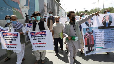 Former Afghan interpreters, who worked with US troops in Afghanistan, demonstrate in front of the US embassy in Kabul (FILE PHOTO) © REUTERS/Stringer/File Photo