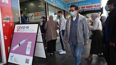 Residents queue up outside a pharmacy for a Covid-19 vaccination in western Sydney on July 30, 2021. © Saeed KHAN / AFP