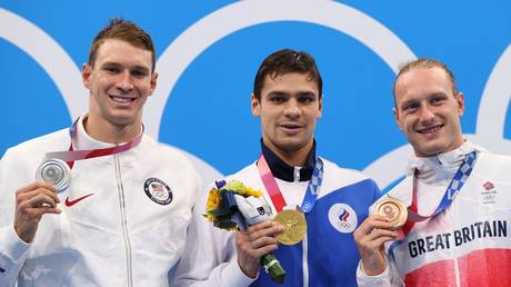 ROC's Evgeny Rylov, Ryan Murphy of USA and GB's Luke Greenbank pose on the podium with the gold, silver and bronze medal respectively REUTERS/Marko Djurica - Reuters / MARKO DJURICA