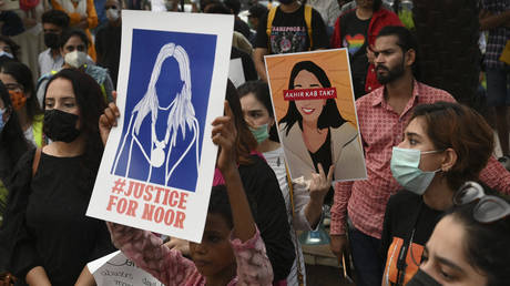 Women rights activists hold placards during a demonstration in Lahore on July 24, 2021, against the brutal killing of Noor Mukadam, the daughter of former Pakistan envoy to South Korea, in the federal capital earlier this week. © Arif ALI / AFP