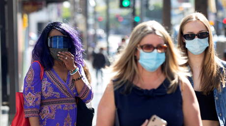 FILE PHOTO: People wearing face protective masks walk on Hollywood Blvd in Los Angeles, California, March 29, 2021 © Reuters / Mario Anzuoni