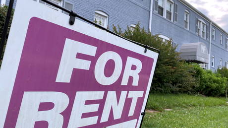 A ‘for rent’ sign is displayed in front of an apartment building in Arlington, Virginia, June 20, 2021 © Reuters / Will Dunham