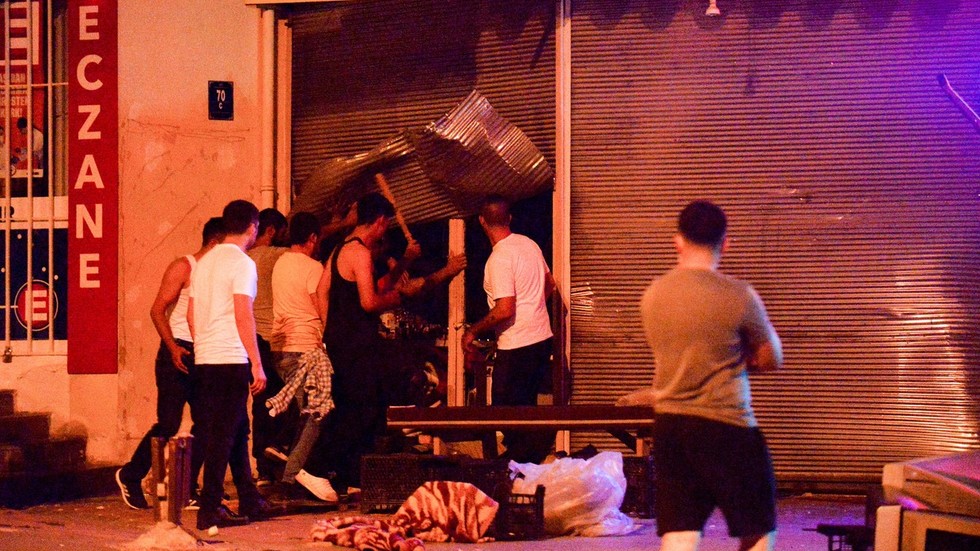 Collective punishment: Rioters in Turkish capital target Syrian refugees after teen is stabbed to death (VIDEO)