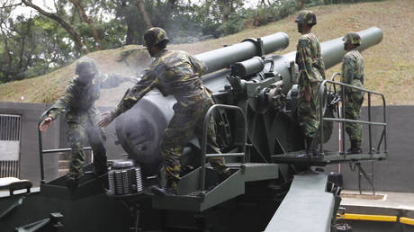 FILE PHOTO: Taiwanese soldiers operate a US-made Howitzer during a military drill on Nangan in the Matsu archipelago, off northern Taiwan, May 8, 2013.