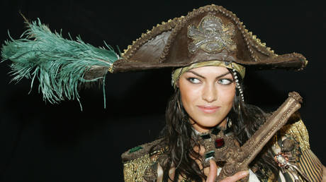 A model dressed as a pirate displays a creation made with chocolate during the Salon du Chocolat in Moscow, Russia, November 30, 2006.