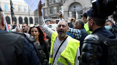 Demonstrators gather outside the Council d'Etat and Conseil Constitutionnel during protests against the compulsory Covid-19 vaccination for certain workers and the compulsory use of the health pass called for by the French government in Paris on August 5, 2021. © AFP / STEPHANE DE SAKUTIN