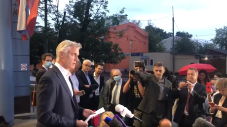 US financier Michael Calvey speaks outside a Moscow court after guilty verdict © Tom Blackwell