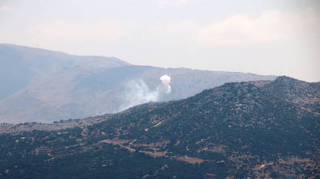 Smoke rises as seen from Ibl al-Saqi village in southern Lebanon, August 6, 2021. © REUTERS/Karamallah Daher