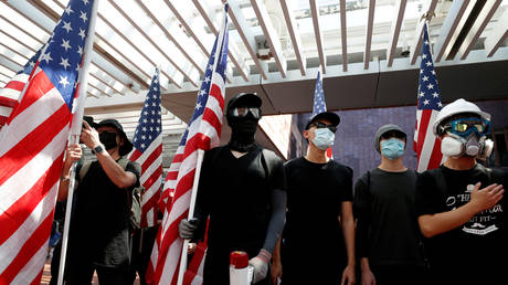 FILE PHOTO: Anti-government demonstrators hold US flags during Hong Kong protests in 2019. © Reuters / Jorge Silva