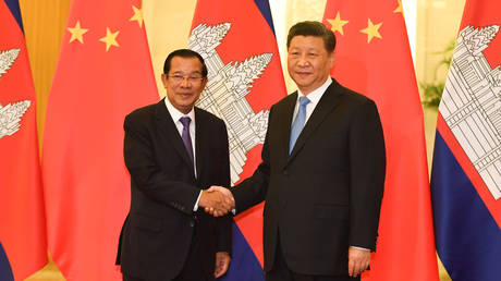 Cambodia’s Prime Minister Hun Sen shakes hands with China's President Xi Jinping before their meeting at the Great Hall of the People in Beijing, China April 29, 2019. © Madoka Ikegami/Pool via REUTERS