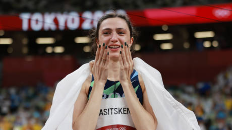 An emotional Lasitskene won gold in Tokyo. © Reuters