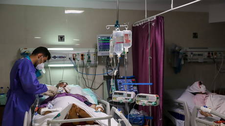 An Iranian nurse checks on COVID-19 patients at a hospital as the coronavirus disease (COVID-19) cases spike, in Tehran, Iran July 28, 2021. © Majid Asgaripour/WANA (West Asia News Agency) via REUTERS