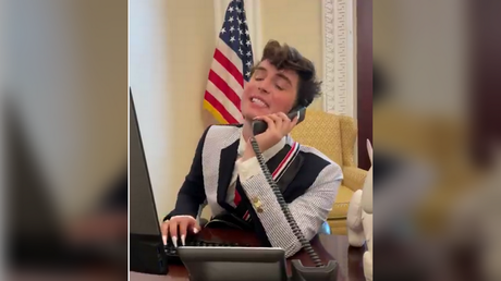 Comedian Benny Drama 'interning' in the White House as part of the President Joe Biden administration's campaign to boost vaccination rate among younger Americans © Instagram/bennydrama7