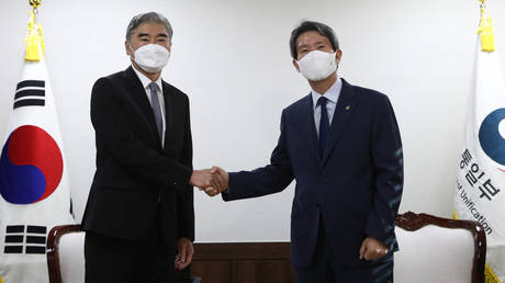 FILE PHOTO. US Special Representative for North Korea, Sung Kim (L) shakes hands with South Korean Unification Minister Lee In-young (R) during their meeting to discuss North Korea issues at the unification ministry in Seoul, South Korea. © AFP / Chung Sung-Jun