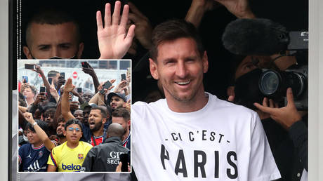 Lionel Messi has waved at PSG fans after arriving in Paris © Yves Herman / Reuters