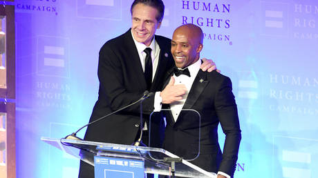 New York State Governor Andrew Cuomo is welcomed to the stage by HRC President Alphonso David during the Human Rights Campaign's 19th Annual Greater New York Gala at the Marriott Marquis Hotel in New York City. © Getty Images / Gary Gershoff