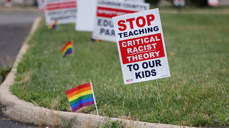 FILE PHOTO. Signs at the entrance to the Loudoun County School Board headquarters, in Ashburn, Virginia. ©REUTERS / Evelyn Hockstein