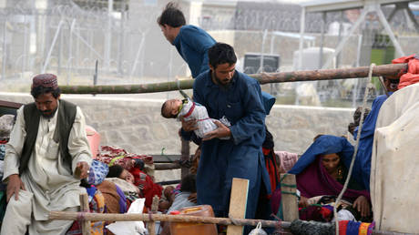 FILE PHOTO. Afghan refugee families board a truck as they return to Afghanistan through the Pakistan border crossing at Spin Boldak, in southern Kandahar province. © AFP / JAVED TANVEER