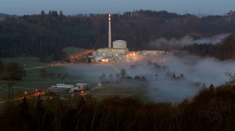 FILE PHOTO. Swiss energy company BKW's Muehleberg nuclear power plant and the fog-covered Aare river are seen in Muehleberg near Bern, Switzerland. © Reuters / Arnd Wiegmann