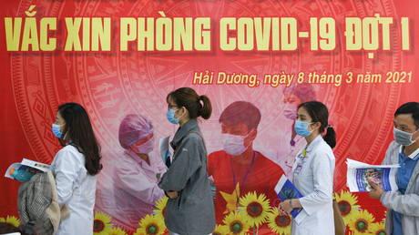 FILE PHOTO: Vaccination for health workers against Covid-19 in Vietnam's Hai Duong province. © Reuters / Thanh Hue