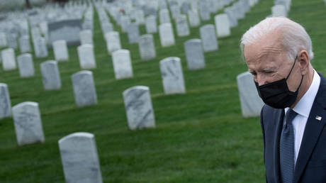 US President Joe Biden walks through Arlington National cemetary to honor fallen veterans of the Afghan conflict in Arlington, Virginia.© AFP / Brendan Smialowski