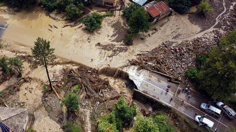 An aerial view shows a destroyed in a flooded area following heavy rainfalls near Kastamonu, on August 11, 2021. © AFP / Demiroren News Agency