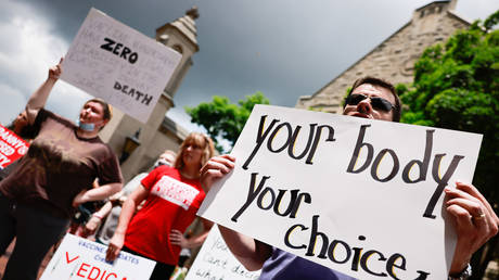 Protesters gather at Indiana University's Sample Gates during the demonstration against mandatory Covid vaccinations IU is requiring for students, staff and faculty during the upcoming fall semester on June 10, 2021 © Global Look Press/Keystone Press Agency/Jeremy Hogan