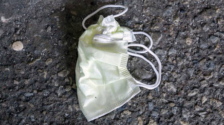 A used face mask tossed on the ground. © Reuters / Carlos Osorio