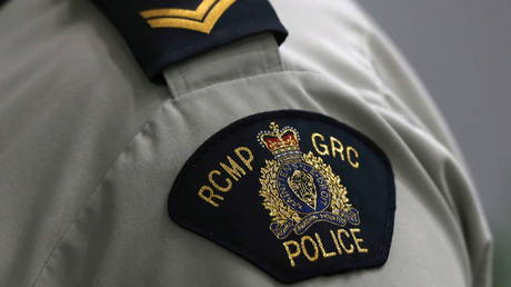 FILE PHOTO. A Royal Canadian Mounted Police (RCMP) crest is seen on a member's uniform, at the RCMP "D" Division Headquarters in Winnipeg, Manitoba Canada. © Reuters / Shannon VanRaes