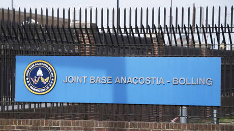 FILE PHOTO. The front gate of Joint Base Anacostia-Bolling is viewed in Washington, DC. © AFP / JIM WATSON