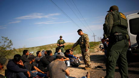 Migrants from Central America are detained by US Customs and Border Protection agents after crossing into the United States from Mexico, in Sunland Park, New Mexico, July 15, 2021 © Reuters / Jose Luis Gonzalez