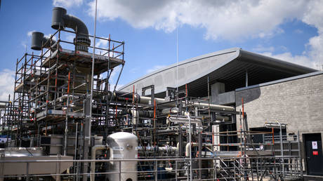 FILE PHOTO. One of the worlds's first plants for the production of green hydrogen on the site of the "Shell Energy an Chemicals Park Rheinland" of Anglo-Dutch oil giant Shell in Wesseling, western Germany. © AFP / Ina FASSBENDER