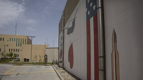 Murals are seen along the walls at the US embassy on July 30, 2021 in Kabul, Afghanistan. © Paula Bronstein /Getty Images