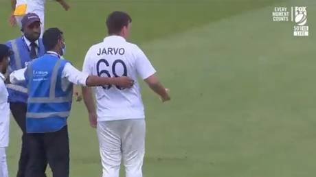 A fan invaded the pitch during England and India's test match. © Twitter / @cricketmate_