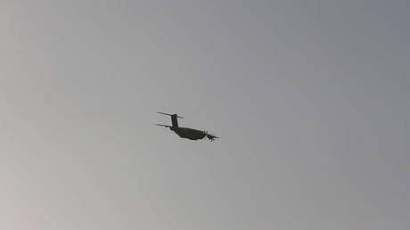 A foreign military plane flies over Kabul, Afghanistan August 15, 2021. © REUTERS/Stringer