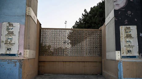 The closed entrance gate of the US embassy is pictured after the US evacuated its personnel in Kabul on August 15, 2021. © AFP/WAKIL KOHSAR