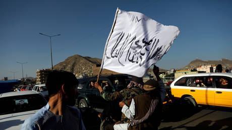Taliban ride on a motorbike in Kabul, Afghanistan June 16, 2018. The writing on the flag reads: 'There is no god but Allah, Muhammad is the messenger of Allah'. © REUTERS/Mohammad Ismail